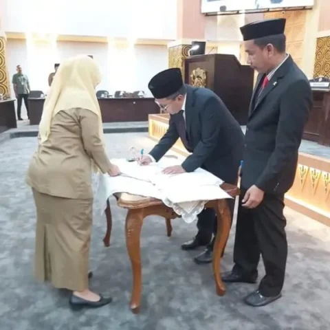 Walikota Makassar Tandatangani Naskah Rekondasi Pansus DPRD Makassar