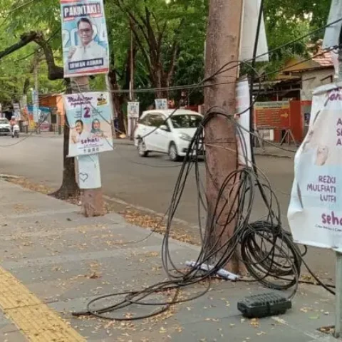 Kabel Melintang di Trotoar Jalan Andi Djemma Makassar, Dinas Terkait Diminta Benahi