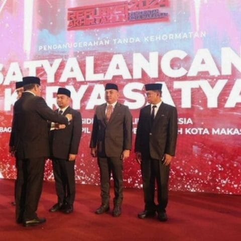 12 PNS Kota Makassar Dianugerahi Tanda Kehormatan Satyalancana Karya Satya oleh Walkot Danny Pomanto 11 12 PNS Kota Makassar Dianugerahi Tanda Kehormatan Satyalancana Karya Satya oleh Walkot Danny Pomanto