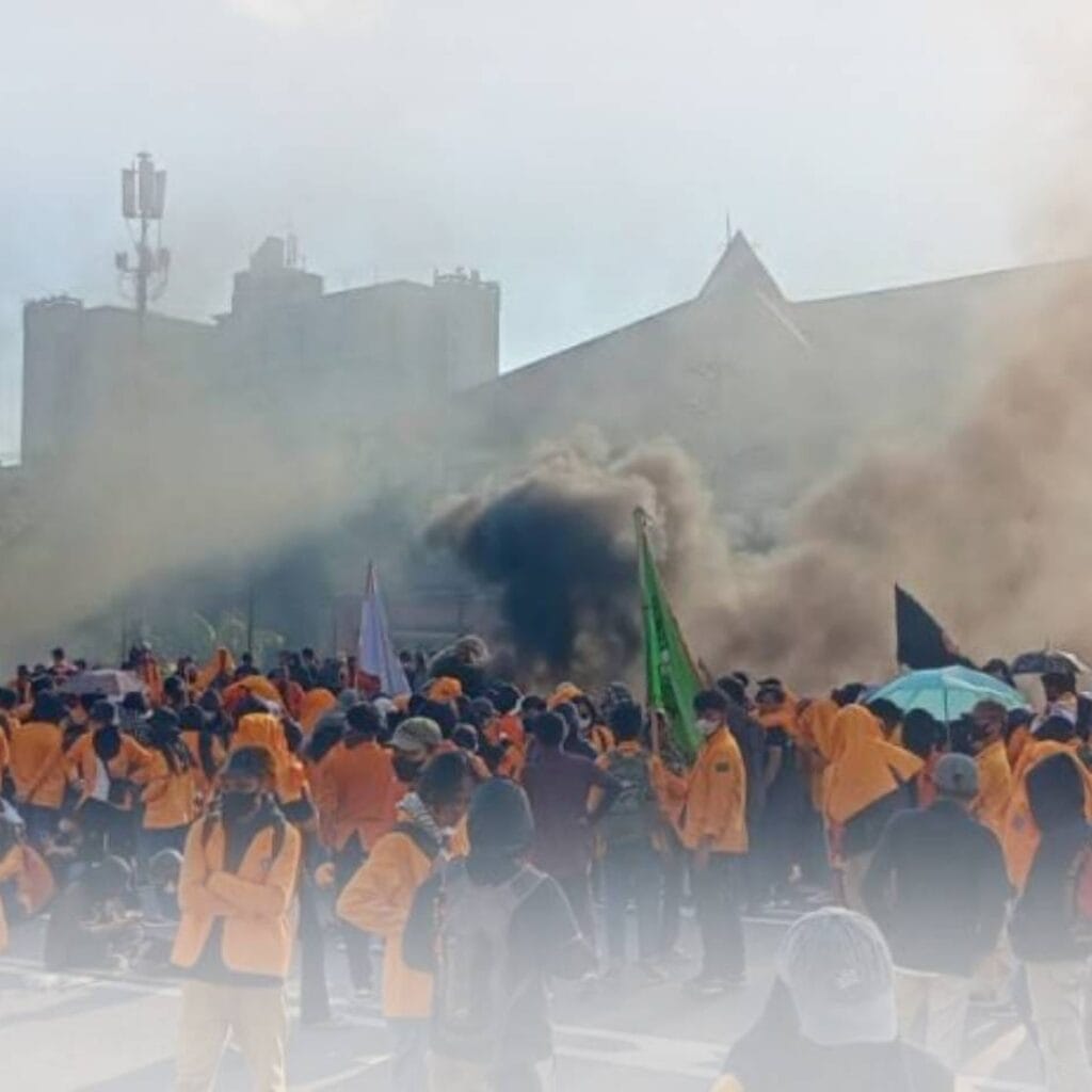 Aksi Mahasiswa UNM Tolak PPN 12% Sebabkan Kemacetan Panjang di Jalan Pettarani Makassar