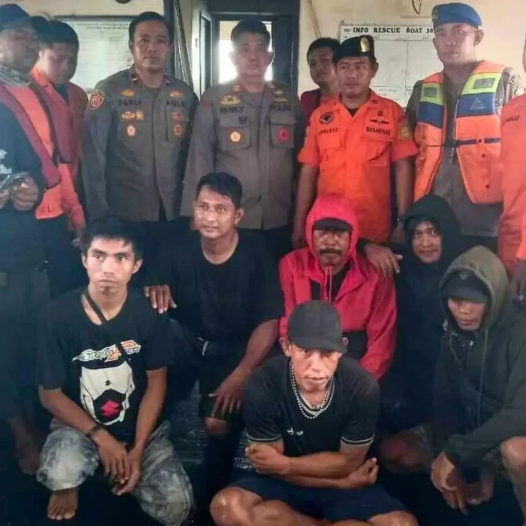 Kapal Nelayan Terbalik di Makassar Enam Penumpang Selamat Berkat Evakuasi Cepat