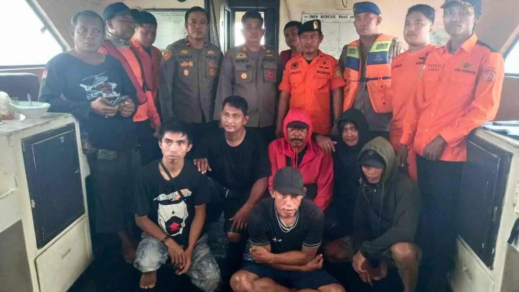 Kapal Nelayan Terbalik di Makassar Enam Penumpang Selamat Berkat Evakuasi Cepat