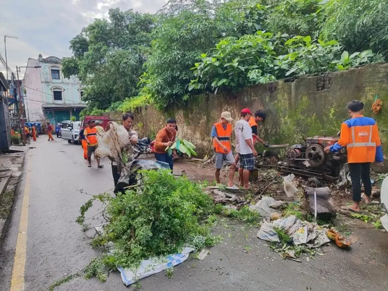 Lurah Bontoala Pimpin Kerja Bakti Bersihkan Drainase