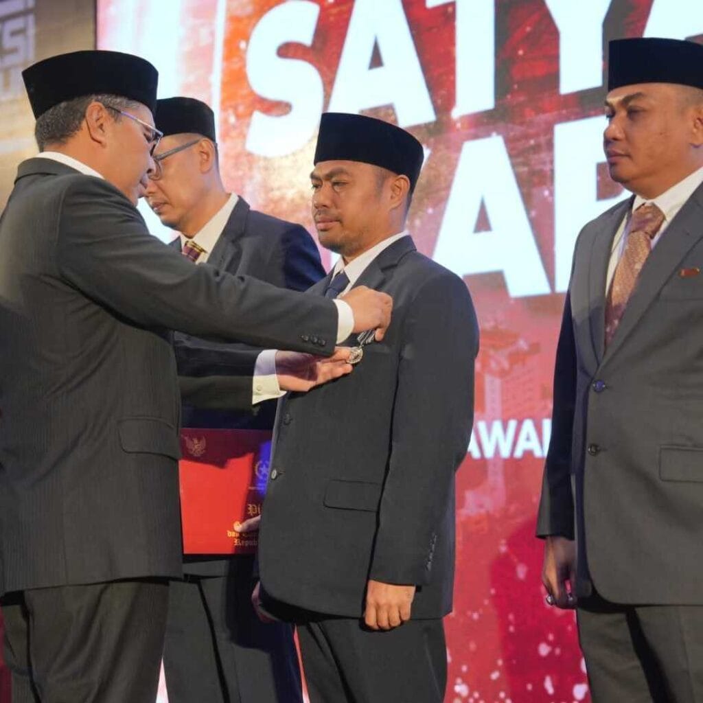 Muhammad Roem Kadis Pariwisata Makassar Raih Penghargaan Satyalancana Karya Satya dari Presiden RI