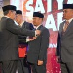 Penerima penghargaan Satyalencana oleh Muhammad Roem Kadis Pariwisata Makassar oleh Presiden RI.