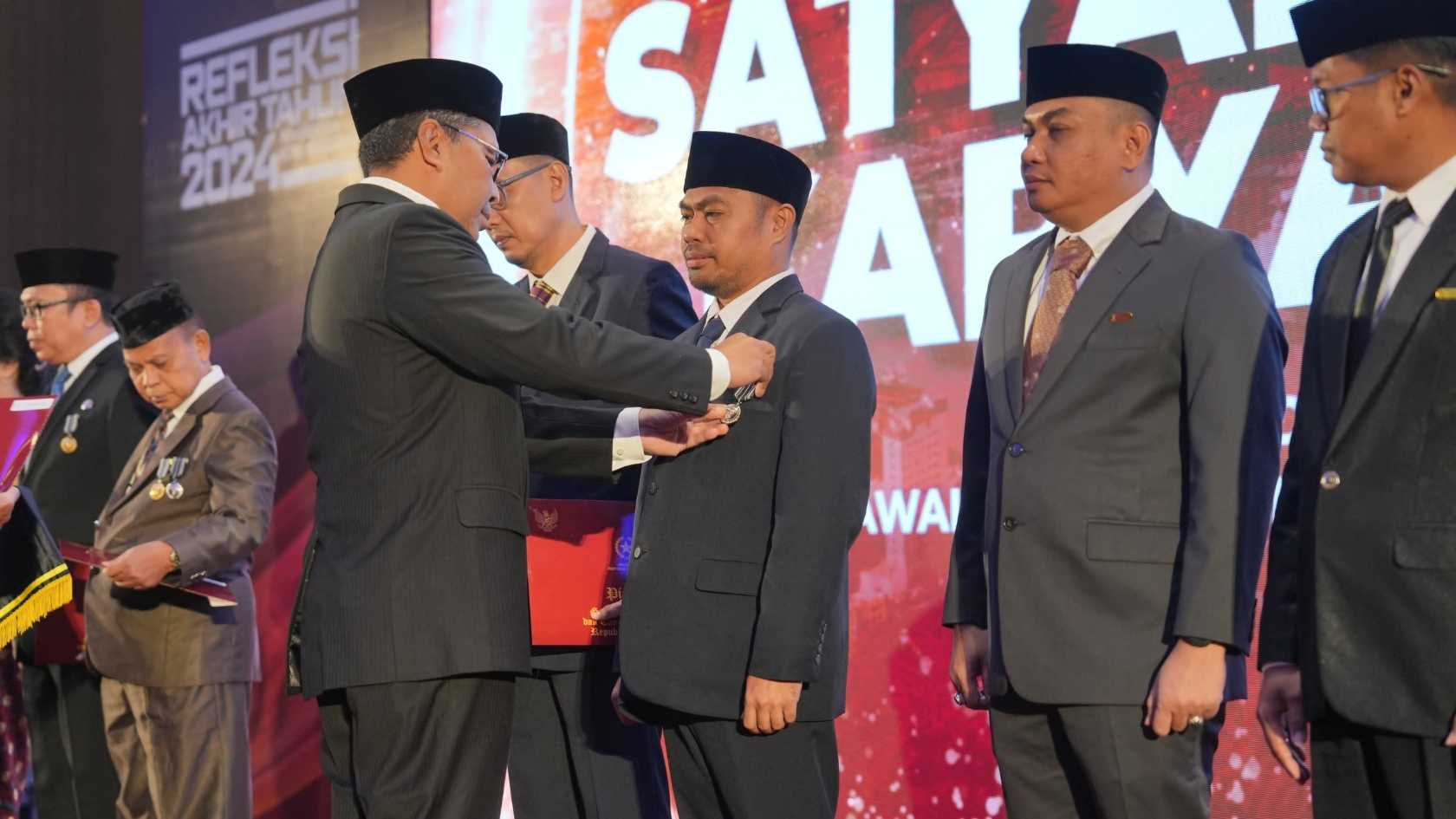 Penerima penghargaan Satyalencana oleh Muhammad Roem Kadis Pariwisata Makassar oleh Presiden RI.