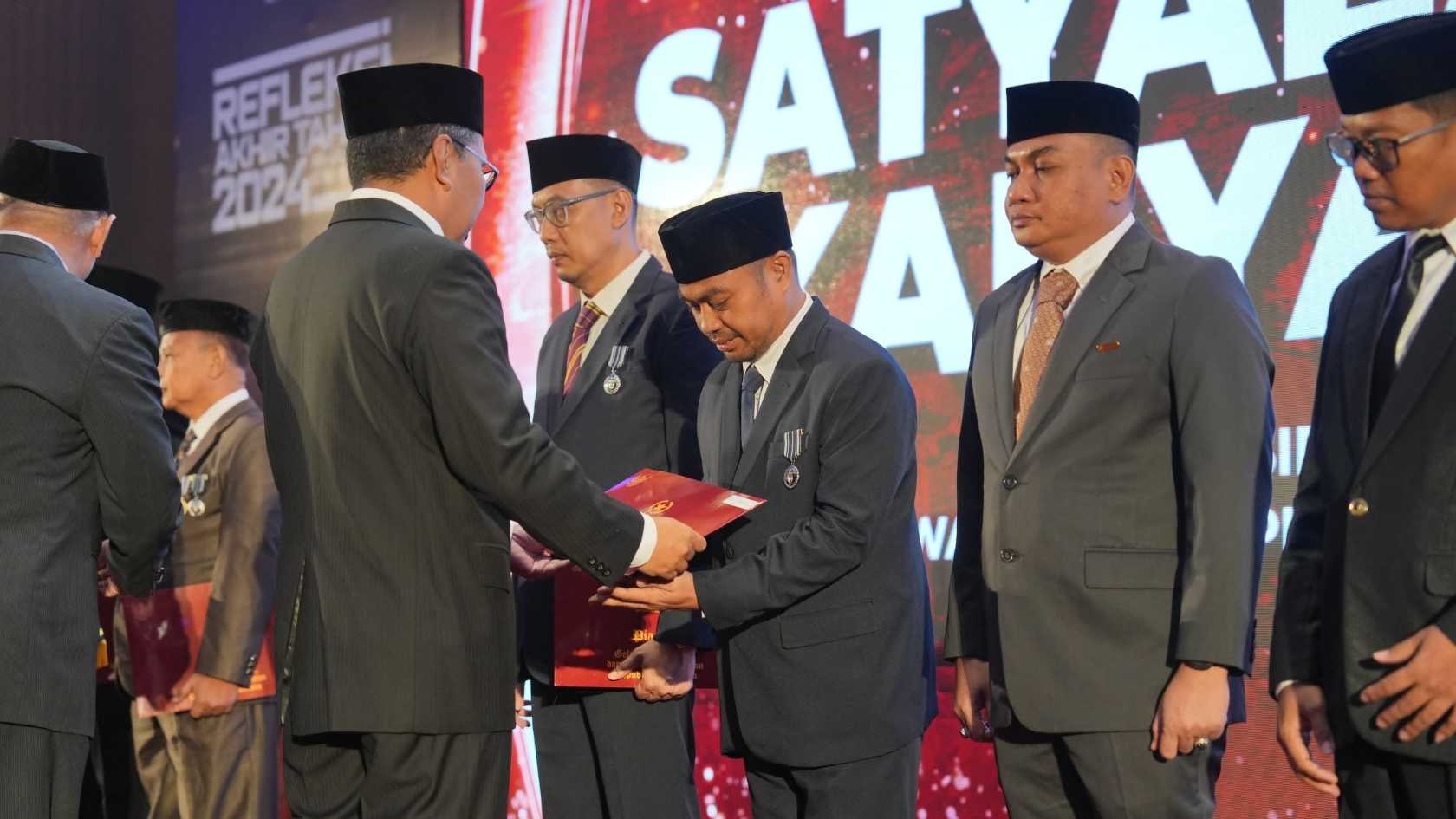 Muhammad Roem  Kadis Pariwisata Makassar Raih Penghargaan Satyalancana Karya Satya dari Presiden RI