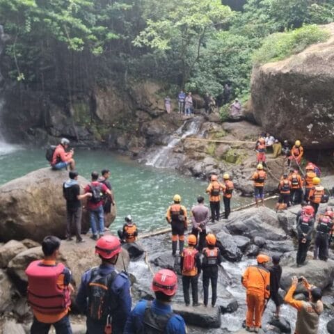 Pemuda Makassar Tewas Terjatuh dari Tebing di Air Terjun Pung Bunga Maros 14 Pemuda Makassar Tewas Terjatuh dari Tebing di Air Terjun Pung Bunga Maros