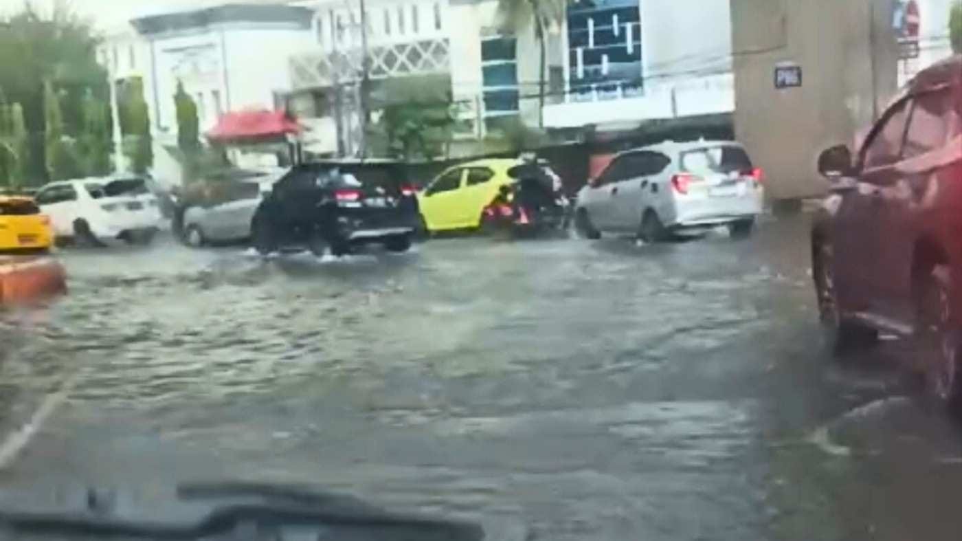 Suasana Banjir di jl Pettarani Makassar