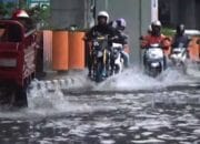 Warga Makassar Diimbau Siaga, Hujan Lebat Sebabkan Banjir di Jalan Utama