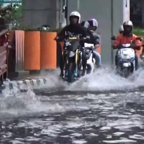 Warga Makassar Diimbau Siaga, Hujan Lebat Sebabkan Banjir di Jalan Utama