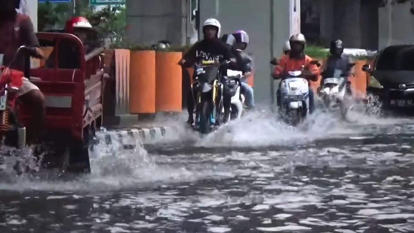 Warga Makassar Diimbau Siaga, Hujan Lebat Sebabkan Banjir di Jalan Utama