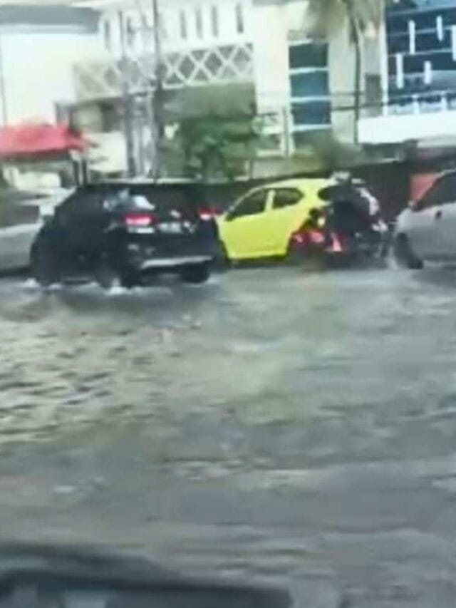 Banjir Genangi Jalan Pettarani Makassar, Pengendara Terkendala Akses Jalan