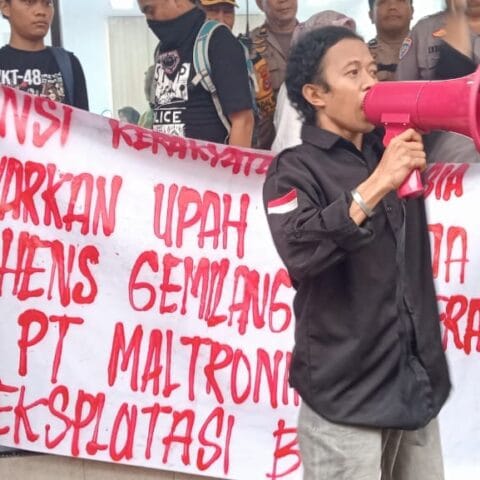 Demo Buruh di Depan Toko AIMA Makassar, Tuntut Pembayaran Gaji dan Pesangon 27 Buruh Protes di Depan Toko AIMA Makassar, Tuntut Pembayaran Gaji dan Pesangon