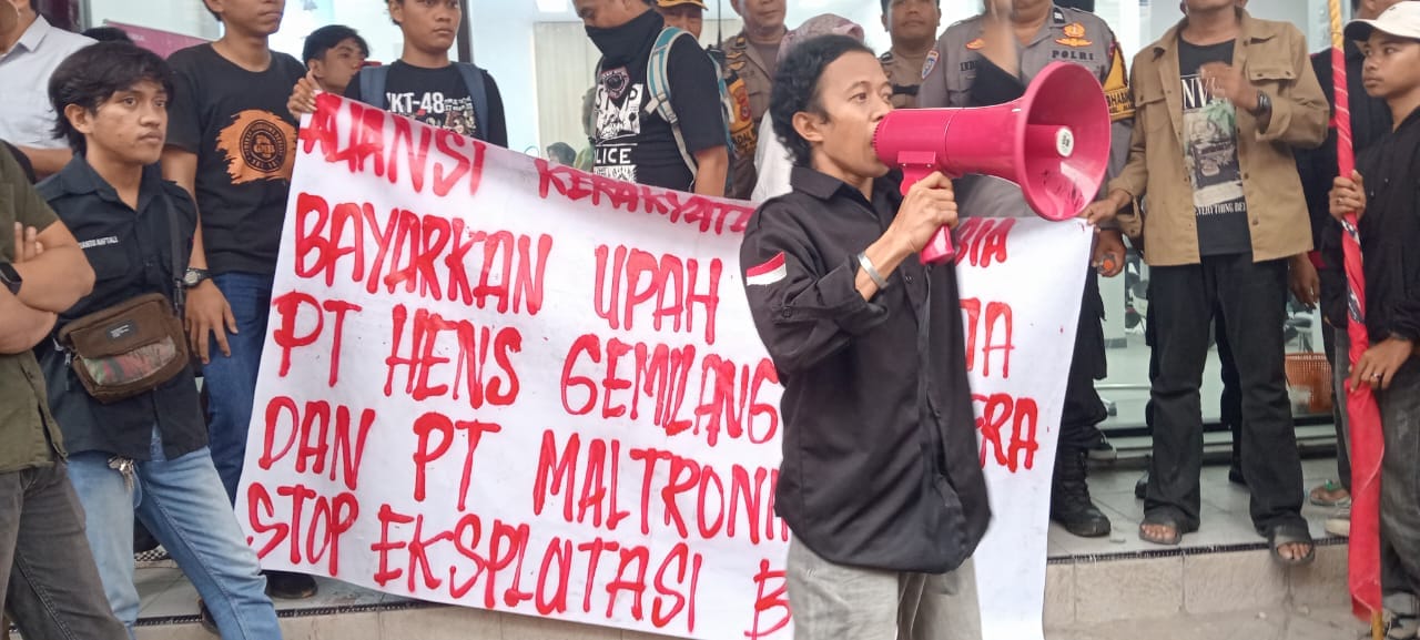Buruh Protes di Depan Toko AIMA Makassar, Tuntut Pembayaran Gaji dan Pesangon