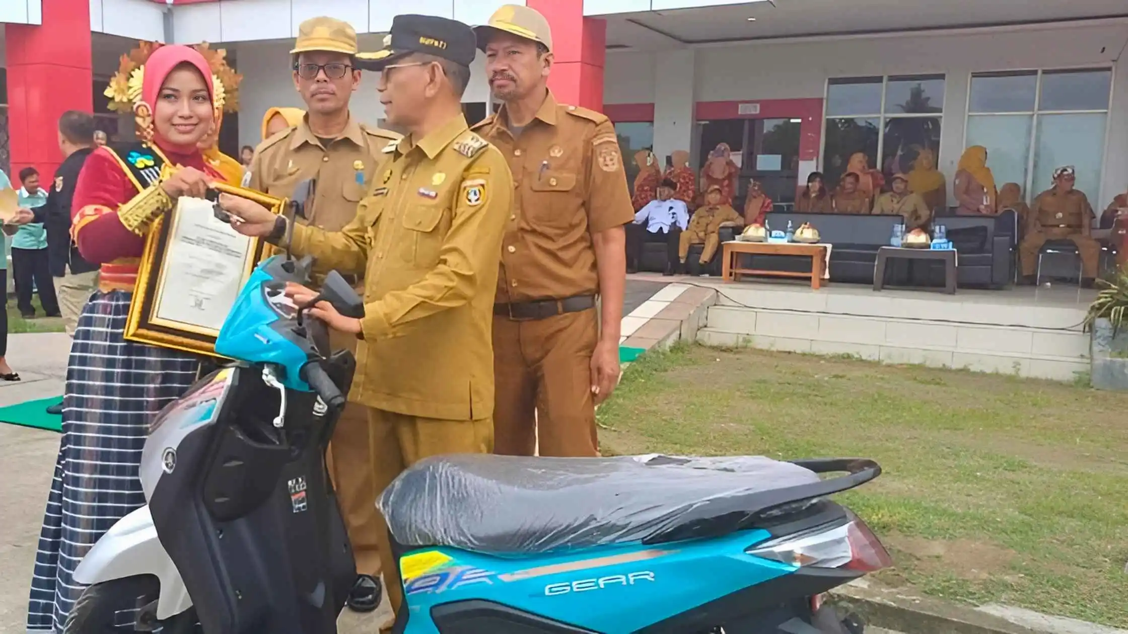 Bidan Teladan Rusmiati Di-Prank Pemkab Polman Hadiah Motor Ditarik Kembali