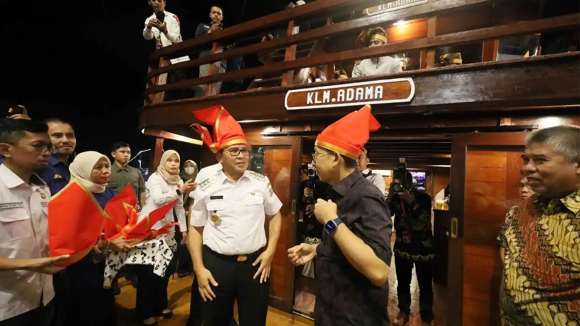 Fadli Zon dan Danny Pomanto Promosikan Kapal Pinisi sebagai Destinasi Wisata Budaya Dunia 1 Fadli Zon dan Danny Pomanto Promosikan Kapal Pinisi sebagai Destinasi Wisata Budaya Dunia
