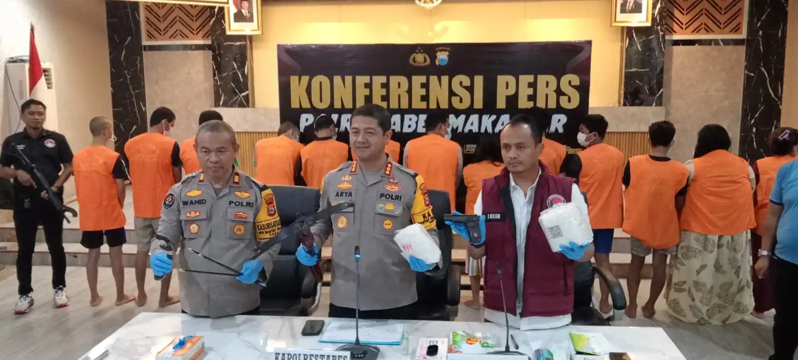 Jaringan Narkoba Makassar Dibongkar Polisi Tangkap 15 Tersangka 2 Jaringan Narkoba Makassar Dibongkar Polisi Tangkap 15 Tersangka