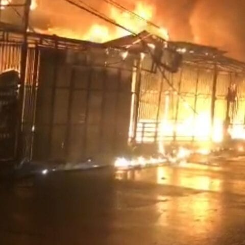 Kebakaran Akibat Perang Petasan di Makassar: Tiga Rumah Hangus dalam Dua Menit