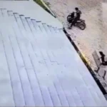 Momen pencuri besi drainase Masjid Kubah 99 membawa besi curiannya