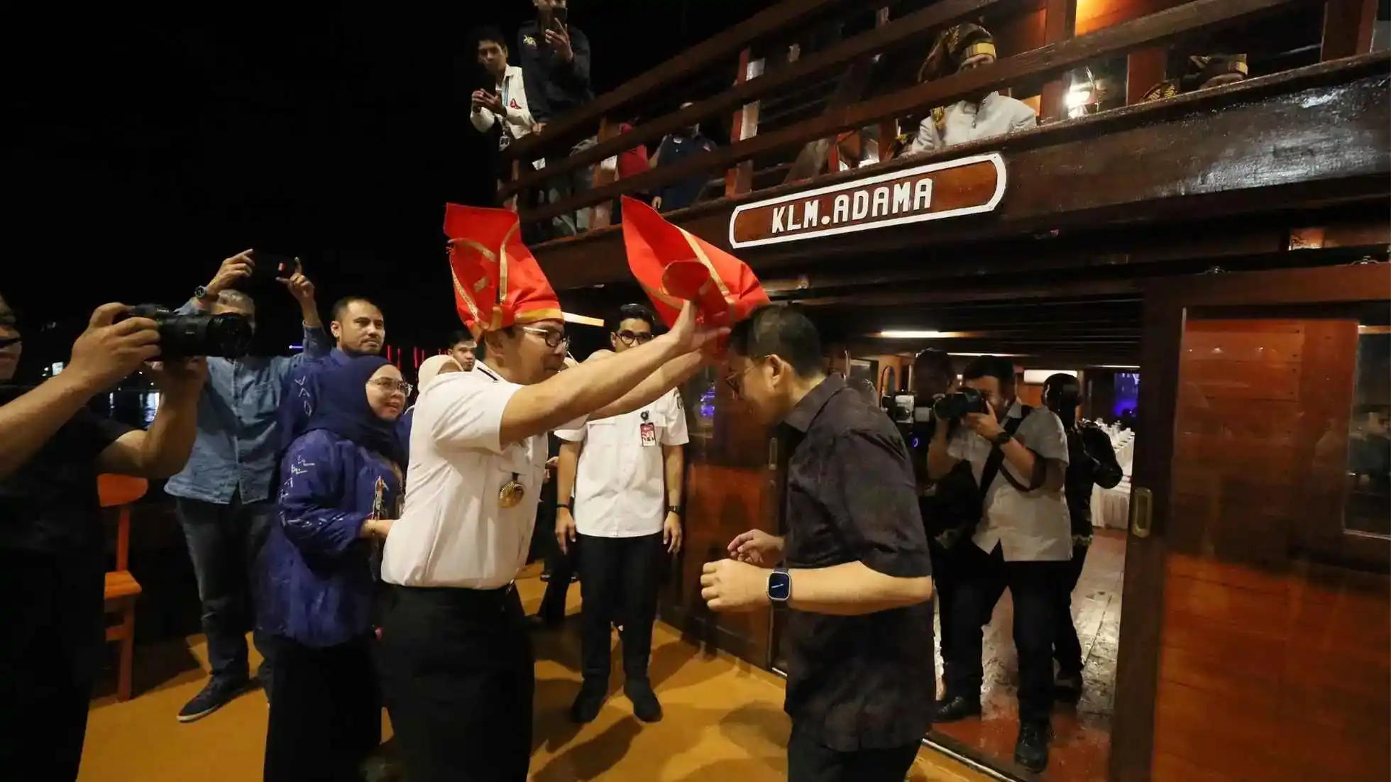 Fadli Zon dan Danny Pomanto Promosikan Kapal Pinisi sebagai Destinasi Wisata Budaya Dunia 2 Fadli Zon dan Danny Pomanto Promosikan Kapal Pinisi sebagai Destinasi Wisata Budaya Dunia
