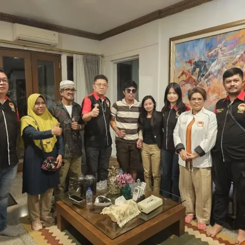 Rekan dan Publik Kenang Alvin Lim Sebagai Pengacara Berani 15 Rekan dan Publik Kenang Alvin Lim Sebagai Pengacara Berani