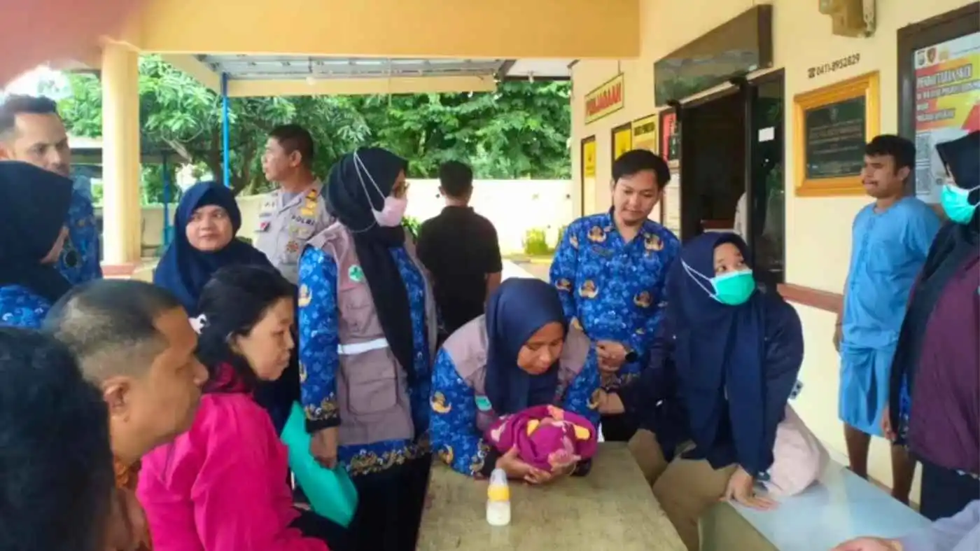 Bayi Laki-Laki Ditemukan di Kardus di Makassar, Polisi Buru Orangtua yang Diduga Meninggalkannya 2 Bayi Laki-Laki Ditemukan di Kardus di Makassar, Polisi Buru Orangtua yang Diduga Meninggalkannya