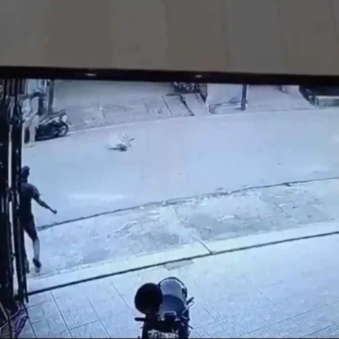 Tragis Pria Lansia di Makassar Tewas Ditabrak Lari Pemotor Polisi Buru Pelaku 23 Tragis Pria Lansia di Makassar Tewas Ditabrak Lari Pemotor Polisi Buru Pelaku