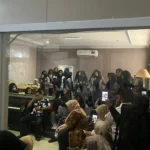 Foto ratusan siswa dan orang tua siswa protes akibat gagal SNBP 2025