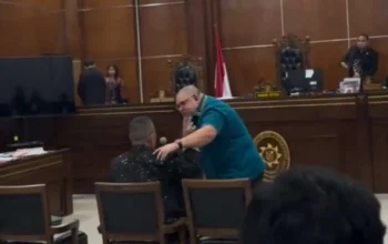 Foto sidang ricuh Razman Nasution hendak mencekik Hotman Paris