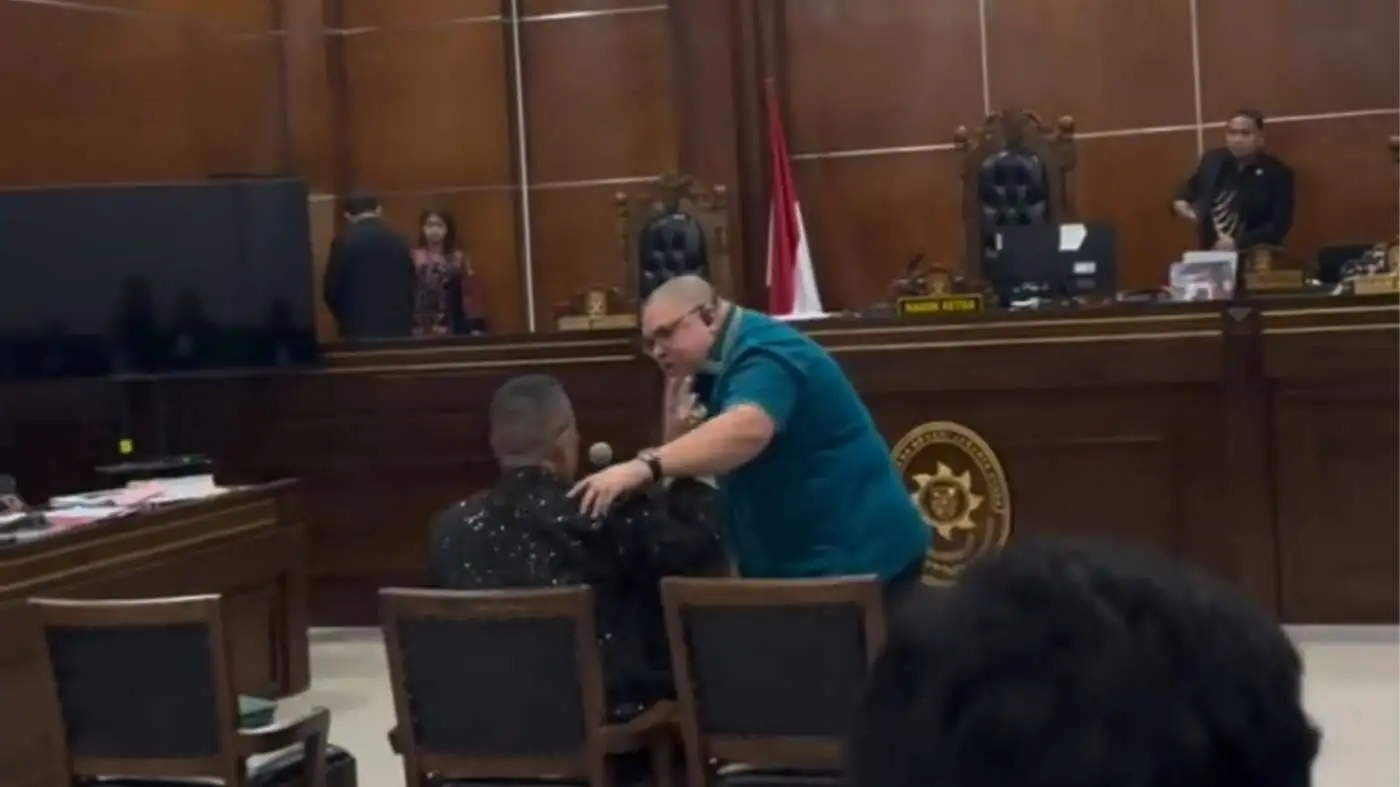 Foto sidang ricuh Razman Nasution hendak mencekik Hotman Paris
