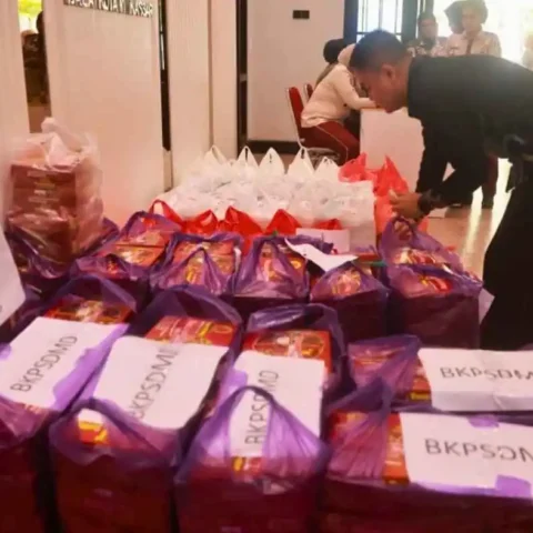 SKPD Pemkot Makassar Kumpulkan Ribuan Nasi Kotak Bantu Korban Banjir Manggala 17 SKPD Pemkot Makassar Kumpulkan Ribuan Nasi Kotak Bantu Korban Banjir Manggala