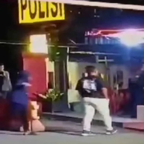 Oknum TNI Serang Polres Tarakan, Lima Polisi Luka dan Fasilitas Kantor Rusak 23 Oknum TNI Serang Polres Tarakan, Lima Polisi Luka dan Fasilitas Kantor Rusak