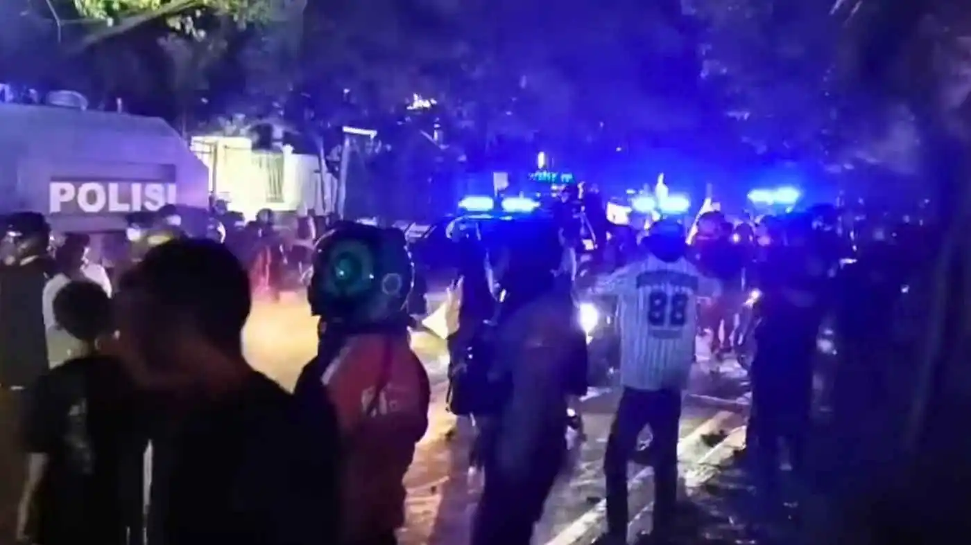 Bentrokan Demonstrasi di UMI Makassar Seorang Warga Terkena Anak Panah Polisi Amankan 17 Demonstran