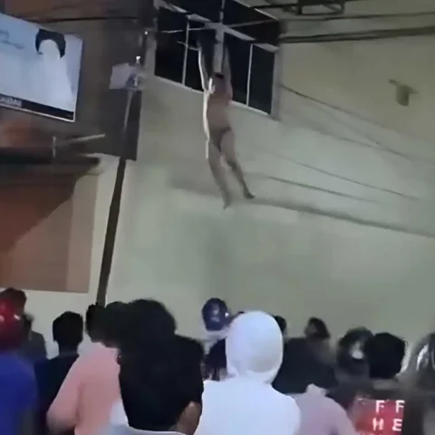 Viral Pria Bergelantungan di Kabel Listrik Seperti Spiderman di Baubau, Ternyata Ini Alasannya