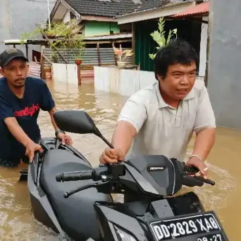Banjir Parah di BTP Makassar Warga Terjebak dan Butuh Bantuan Segera 20 Warga BTP terjebak banjir dan cari tempat mengungsi