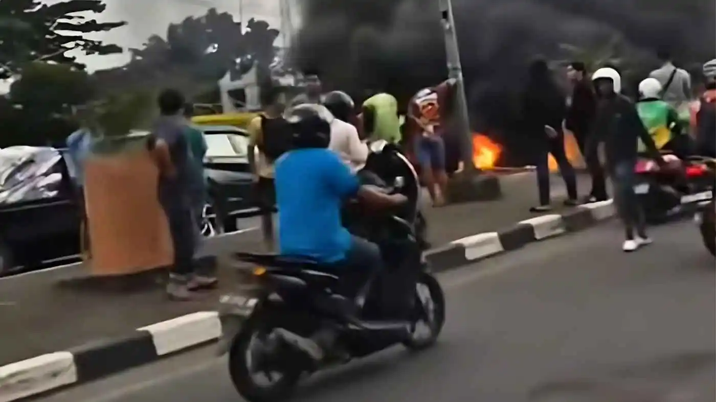 Mahasiswa UNM Gelar Aksi 'Indonesia Gelap', Blokade Jalan Pettarani Makassar