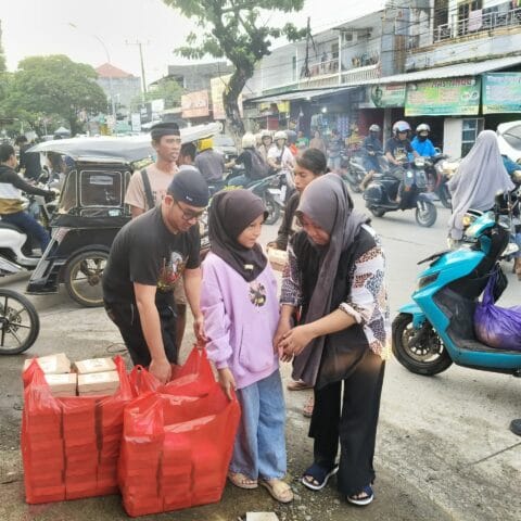 Aksi Sosial di Bulan Suci: 41-Art Music Shop Makassar Tebar Kebaikan dengan Takjil Gratis