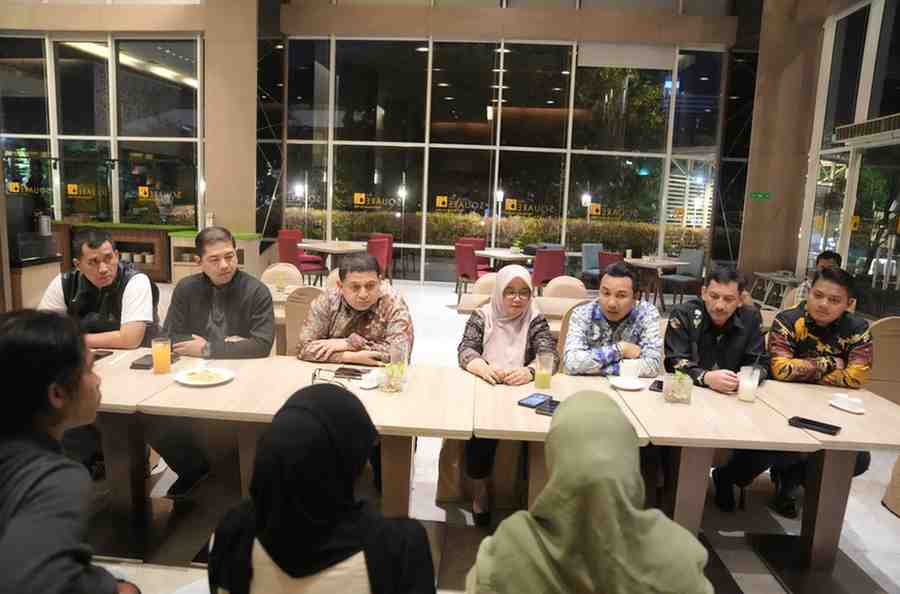 Wali Kota Makassar Munafri Arifuddin bersama Kapolrestabes Makassar Kombes Pol. Arya Perdana, Dandim 1408/Makassar Kolonel Inf Franki Susanto, dan kepala daerah Luwu Raya dalam pertemuan tertutup di Hotel Novotel Makassar, Minggu (27/7/2025), guna menjaga kondusifitas kota dan meredam isu konflik mahasiswa/IST