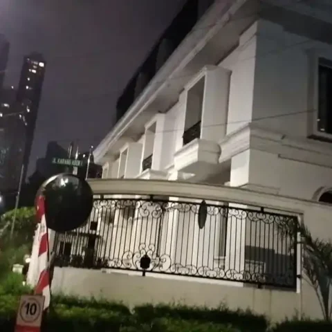 Rumah Eko Patrio Dijarah Massa di Jakarta 28 Foto suasana di depan rumah Eko Patrio sebelum dijarah massa