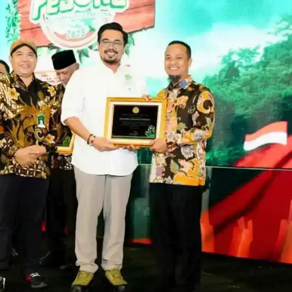 Gubernur Andi Sudirman Terima Penghargaan Perhutanan Sosial Nasional 2025