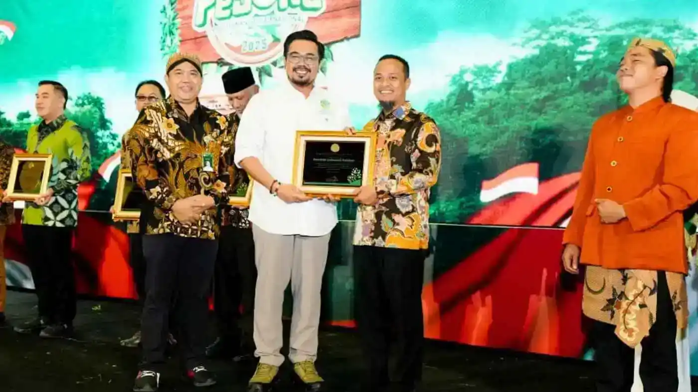Gubernur Andi Sudirman Terima Penghargaan Perhutanan Sosial Nasional 2025 2 Gubernur Andi Sudirman Terima Penghargaan Perhutanan Sosial Nasional 2025
