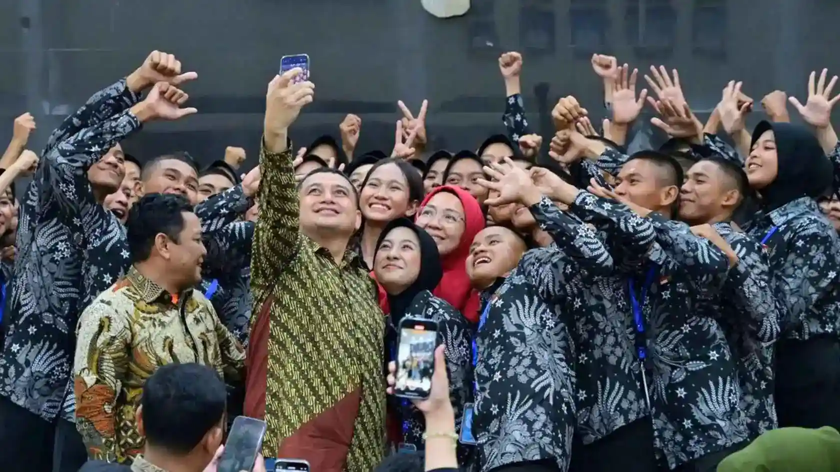 Moment Munafri Arifuddin berswafoto bersama Paskibra Makassar.