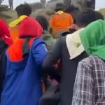 Proses evakuasi pendaki meninggal di gunung bawakaraeng