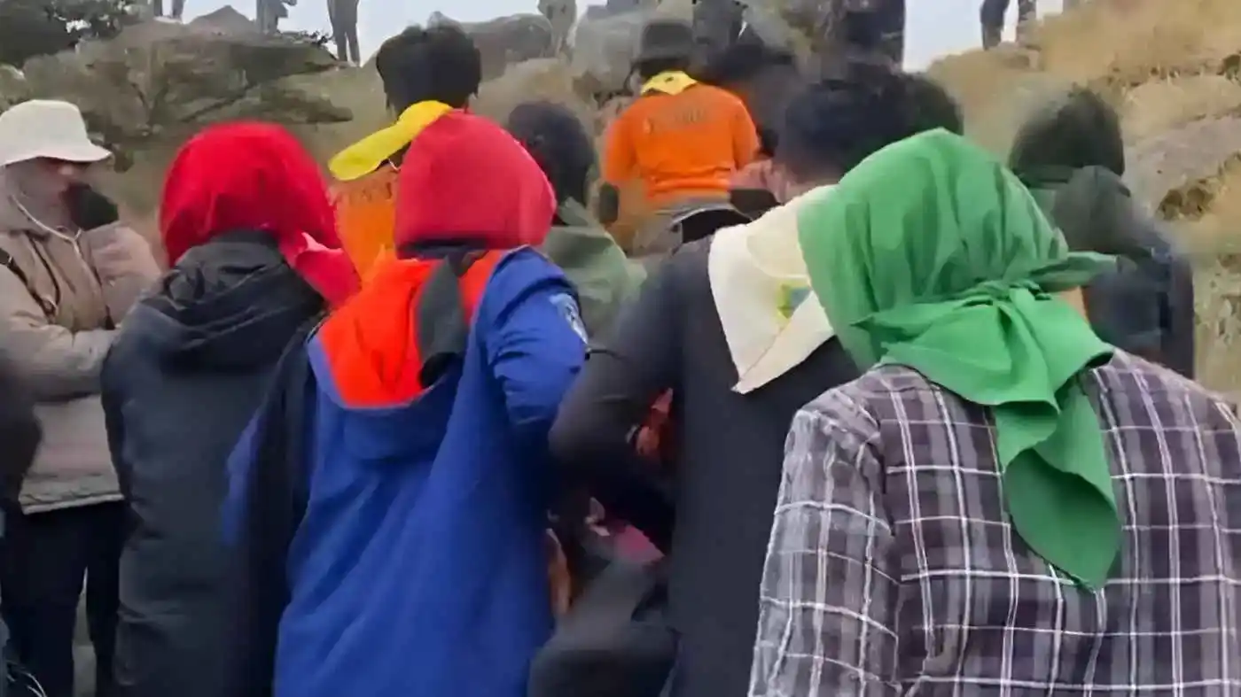 Proses evakuasi pendaki meninggal di gunung bawakaraeng