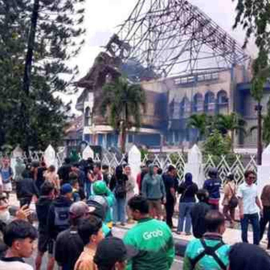 Aksi Demonstrasi di DPRD NTB Berujung Anarkis, Dua Gedung Ludes Terbakar