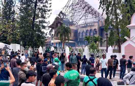 Aksi Demonstrasi di DPRD NTB Berujung Anarkis, Dua Gedung Ludes Terbakar 1 Kobaran api melalap seluruh kantor DPRD Provinsi NTB dalam aksi demonstrasi yang terjadi pada Sabtu 30 Agustus 2025. ISTIMEWA