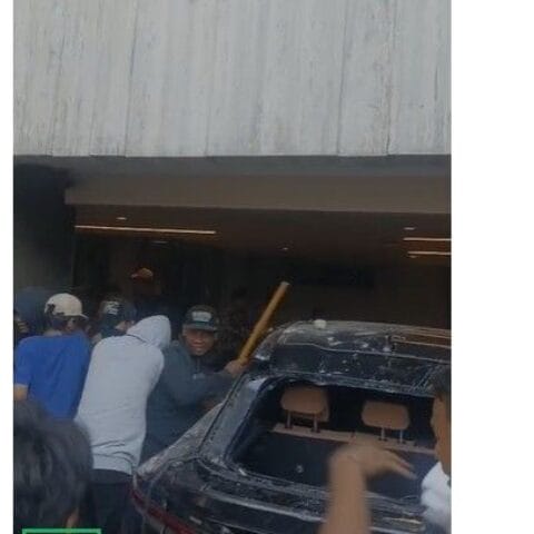 Mobil Mewah Ahmad Sahroni Dirusak Massa Saat Amuk di Kediamannya