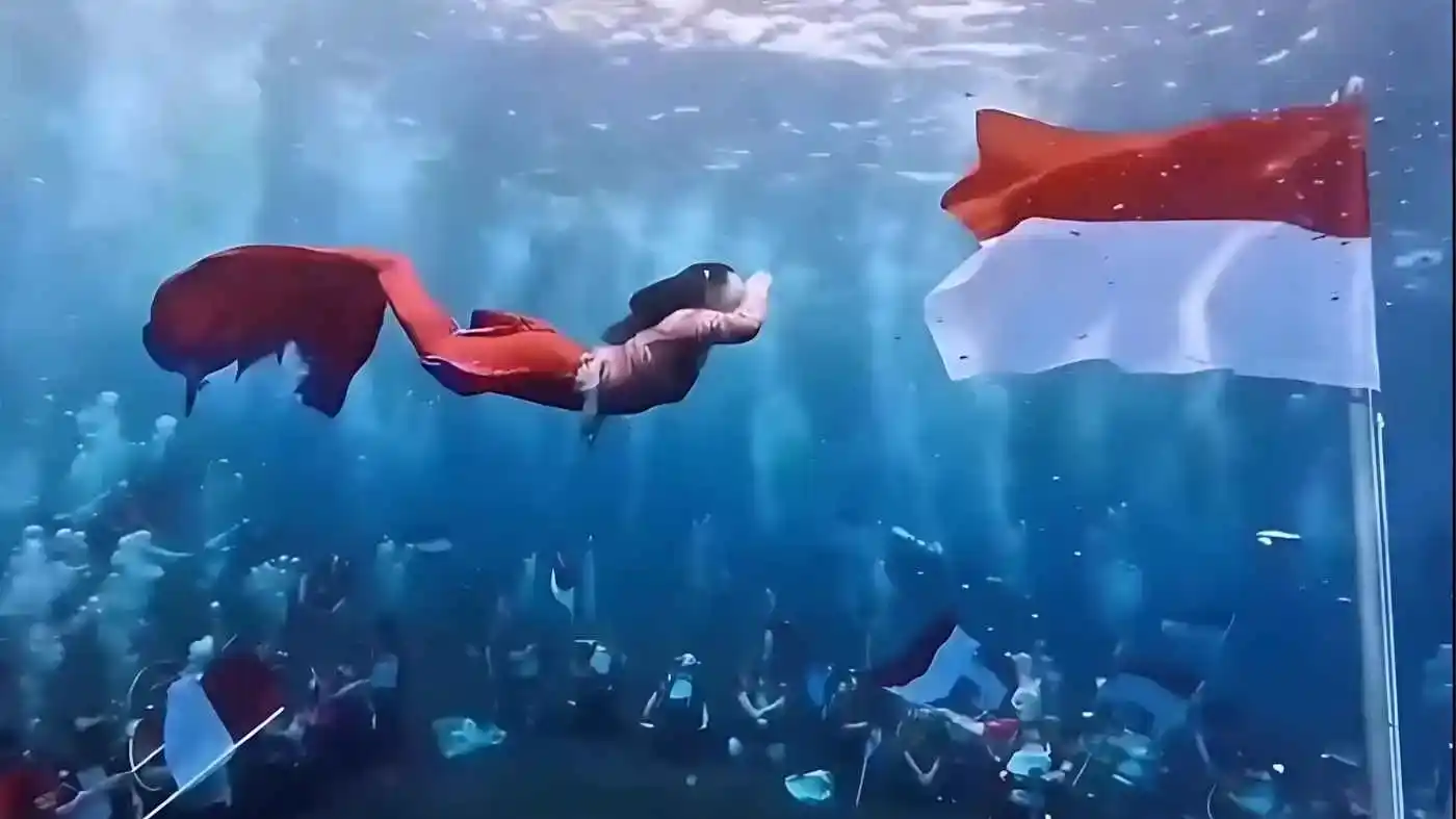 Viral Aksi Unik Gubernur Sherly Kibarkan Bendera Merah Putih di Dasar Laut Maluku Utara 1 Viral Aksi Unik Gubernur Sherly Kibarkan Bendera Merah Putih di Dasar Laut Maluku Utara