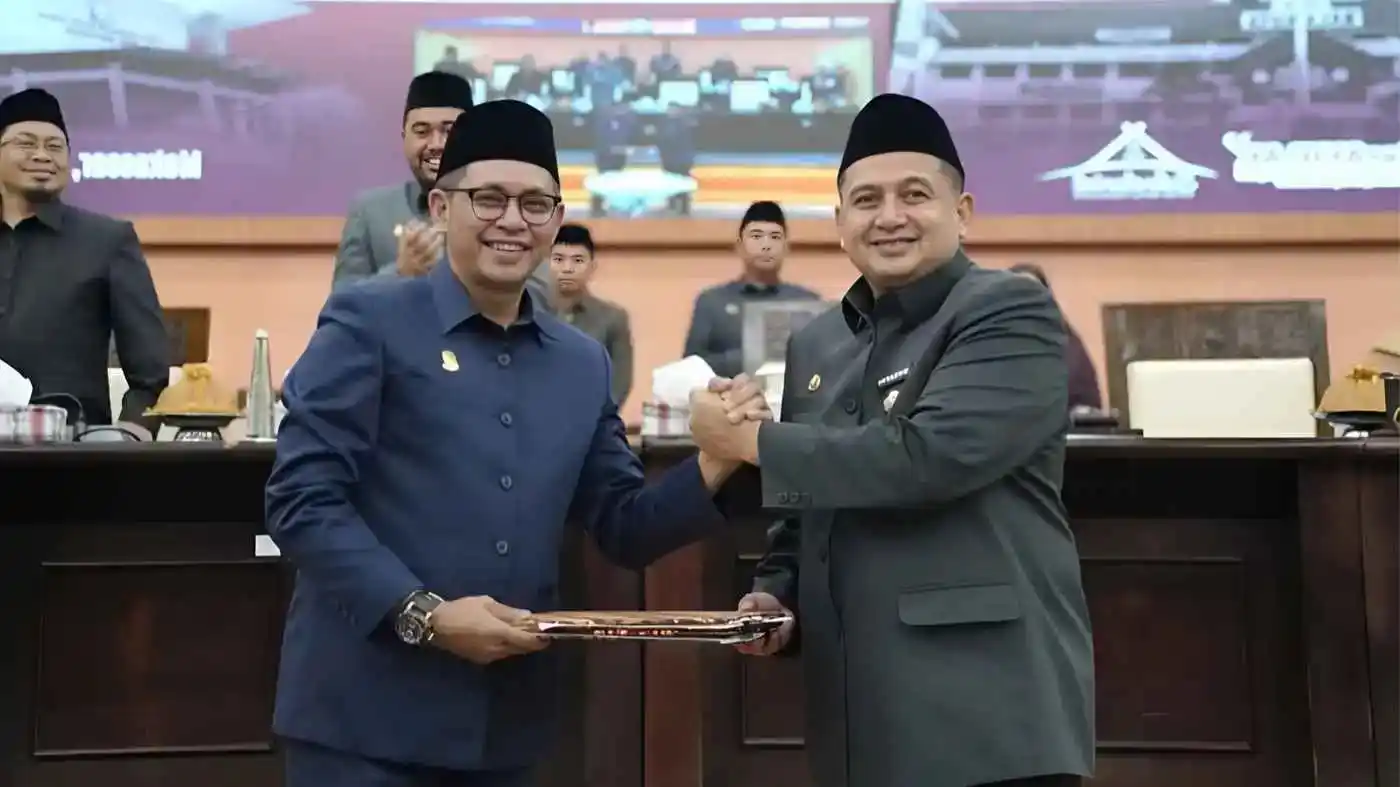 Pemkot dan DPRD Makassar Sepakati APBD Perubahan 2025 Rp5.1 Triliun 2 Wali Kota Makassar Munafri Arifuddin bersama Supratman Ketua DPRD Makassar.